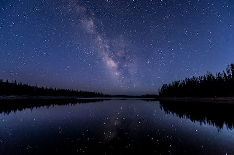 夜游旷野里的星